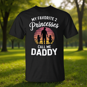 Camiseta para papá del Día del Padre con la frase: Mis 2 princesas favoritas me llaman papá - Product Image 3