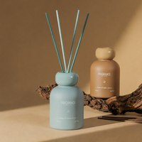 Diffuseur de parfum d'ambiance en céramique mate, bouteille ronde 150 ml, avec bâtonnets bleus et bouchon large, pour parfumer la pièce