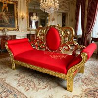 Canapé royal en cuir rouge et or à dossier haut, sculpté et orné, pour mariés, événements de mariage et banquets