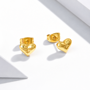 Boucles d'oreilles clous en acier inoxydable plaqué or 14K sous vide, motif cœur bombé étoilé gravé, petites clous avec fermoir papillon - Product Image 1