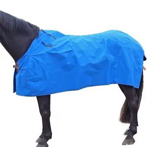 Manta Profesional para Caballos con Correas Ajustables en el Vientre y Sistema de Fijación Seguro para Mayor Estabilidad - Product Image 3