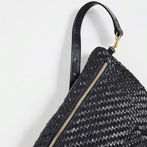 Sac banane personnalisé noir en cuir végétalien tressé avec quincaillerie dorée, sac de voyage bandoulière, sacoche de taille, sac messager tendance pour femme - Product Image 4