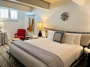 Suite de chambre et salon sur mesure en bois de chêne laqué, design contemporain et antique, pour hôtels, hôtellerie et appartements commerciaux - Product Image 3