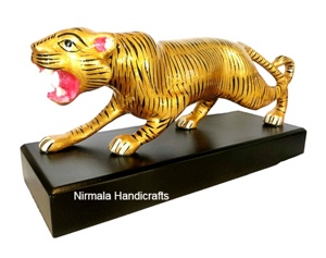 Artesanía Nirmala, Artesanía Metálica de Rajasthan, Escultura de Tigre Pintada Multicolor, Base Negra, León Decorativo para el Hogar - Product Image 1