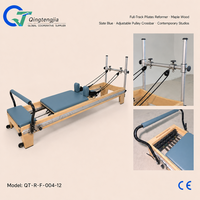 Reformer Pilates en bois d'érable bleu ardoise à rail complet avec barre transversale à poulie réglable pour l'entraînement en studio contemporain