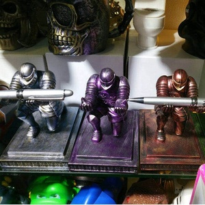 Porte-stylo Chevalier à genoux, Porte-crayon Héros en armure, Statue en bronze, Porte-stylo, Fournitures de papeterie - Product Image 4