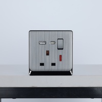 Accesorios eléctricos Productos Enchufe de pared eléctrico Enchufe de luz doméstico estándar del Reino Unido con panel cepillado y marco de plástico