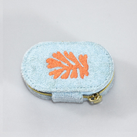 Boîte à bijoux rectangulaire de luxe bleu clair avec broderie corail, emballage carton, design créatif haut de gamme pour coiffeuse