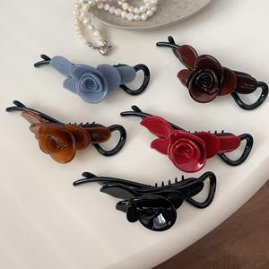 Élégante pince à cheveux torsadée en acétate avec motif floral uni pour femme - Product Image 1