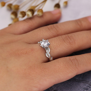 Anello con Cristallo a Foglia d'Ulivo per Donne, Accessorio Elegante Ispirato alla Natura per Uso Quotidiano - Product Image 4