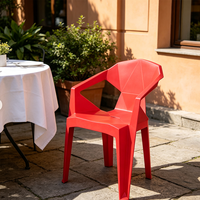 Chaise de salle à manger en plastique légère, réglable, empilable et imperméable de haute qualité pour l'aménagement personnalisé des aires de restauration extérieures et des zones en bord de mer