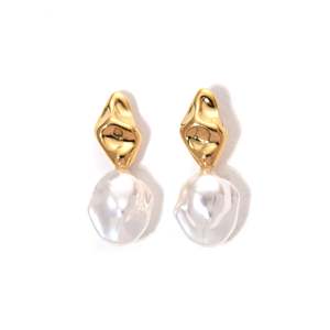 Pendientes de Perlas con Baño de Oro PVD, Acero Inoxidable 316L, Resistentes y Sostenibles, Estilo Lágrima - Product Image 1