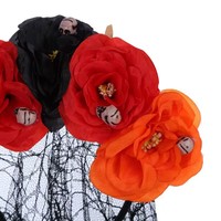Serre-tête voile en filet pour le Jour des Morts mexicain avec crâne gothique et couronne de roses artificielles