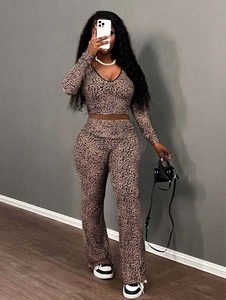 Ensembles 2 Pièces pour Femmes de Bonne Qualité et Très Tendance : Hauts Épaules Dénudé<span class=keywords><strong>es</strong></span> et Shorts à Imprimé Léopard - Product Image 3