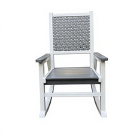 Fauteuil à bascule d'extérieur en PEHD résistant aux intempéries avec dossier et accoudoirs tressés, durable et nécessitant peu d'entretien pour jardin et terrasse