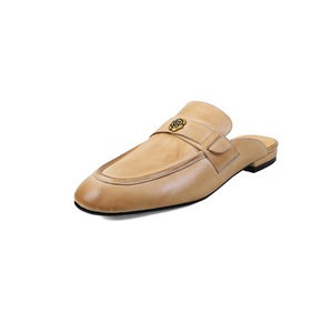 Chaussons en peau de mouton évidée à semelle épaisse, avec motif camélia, bout rond, couleur unie, entièrement recouverts, accompagnés d'un bandeau. - Product Image 3