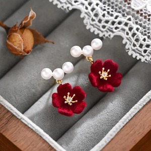 BUW6-S 035 - Aretes de Perlas con Flores de Terciopelo Rojo Vintage, Aretes Dulces para Chicas, Accesorios, Regalo de Año Nuevo, Joyería de Moda para Mujer - Product Image 2