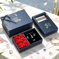 Qixi Valentinstag Geschenk Quadratische 6-Rosen-Blumenbox Halskette Ring Ohrstecker 12,2x12,2x13cm Schmuckverpackung Aufbewahrung