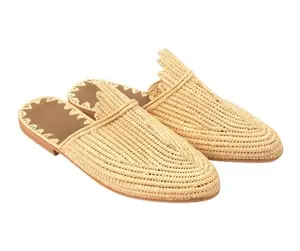 도매 신발 퓨전: 전통은 수제 라피아 신발과 샌들의 트렌드를 충족시킵니다.