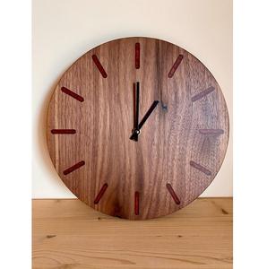 Horloge murale en résine et bois artisanale avec un design artistique élégant, une finition lisse et une construction durable - Product Image 1