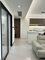 Buffet en bois sur mesure avec porte en verre et éclairage LED