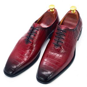 Zapatos de vestir de cuero con estampado de serpiente, color vino, con cordones, que aumentan la altura, para hombre, elegantes. - Product Image 1