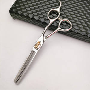 Ciseaux à cheveux Suzhou 62 mm, ciseaux à effiler pour droitiers, usage en salon de beauté, lame standard - Product Image 1