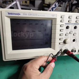 Osciloscopio digital de 2 canales Tektronix TDS220 de 100 MHz / Buen funcionamiento - Product Image 1