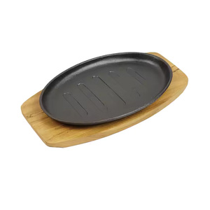 屋内および屋外で使用するための魚およびステーキ皿用の木製ベースの焼けるようなグリルパンを備えた楕円形の鋳鉄ステーキプレート - Product Image 3