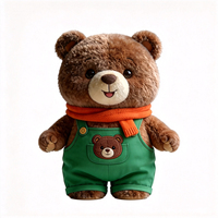 Peluche d'ours brun foncé pas cher, ours personnalisé avec pantalon à bretelles vertes, jouet en peluche moelleux avec écharpe, jouet en peluche animal