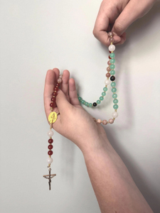 Bracelet de prière catholique fait main avec des perles, Notre-Dame de Guadalupe, avec un pendentif en forme de croix de Saint-Benoît - Product Image 6