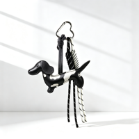 Pendentif chien Wiener emblématique à surpiqûres contrastées avec anneau cœur, cordon tressé robuste, lanière élégante pour décoration de sac à main