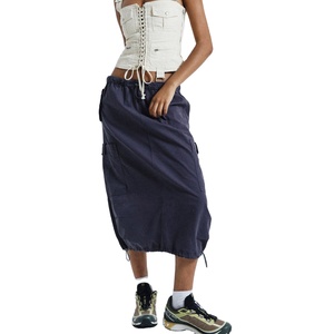 <span class=keywords><strong>Jupe</strong></span> cargo midi grise pour femme la plus vendue - Style vintage Y2K 2024 avec taille <span class=keywords><strong>parachute</strong></span> ajustable - Prix de gros - Product Image 2