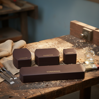 Coffret d'emballage de bijoux de mariage carré gaufré haut de gamme, en papier spécial grain de bois brun foncé avec insert en velours, logo personnalisé