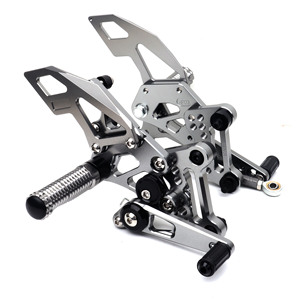 Reposapiés Traseros de Motocicleta de Aleación de Aluminio CNC de Alta Calidad para KTM <span class=keywords><strong>1290</strong></span> <span class=keywords><strong>SUPER</strong></span> <span class=keywords><strong>DUKE</strong></span> R <span class=keywords><strong>2022</strong></span> 2021 2020 2019 2018 2017 - Product Image 2