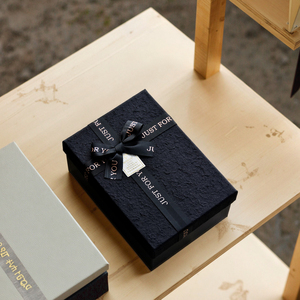 Scatola Regalo in Carta Patinata di Alta Qualità con Manico, Materiali Riciclati, Forma Personalizzata, per la Festa della Donna, Compleanno dei Ragazzi, Rigida, Rosso Vanishing - Product Image 5