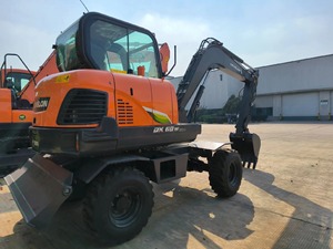 Excavatrice sur chenilles compacte Develon DX60W ECO, équipement de construction, couleur orange - Product Image 1