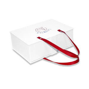 Modern Design Customized Perfume <b>Box</b> Folding Magnetic <b>Gift</b> <b>Box</b> with Embossing & Matt Lamination Recyclable Rigid Packaging - Product Image 3