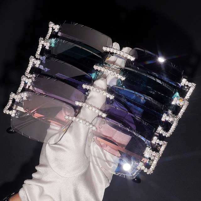 เลนส์สีเขียวขาตาโดยไม่ต้องเพชร