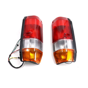 Luces traseras y luces de freno originales para los modelos Toyota Land Cruiser LC76 y FJ76 de 2007-2023. - Product Image 4