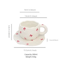 Handgemaakte keramische beker en schotel met handgeschilderd onregelmatig design, koffie- en theekop, romantisch Valentijnsdag- en Moederdagcadeau
