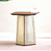 Table basse et table d'appoint design nordique en bois massif avec plateau en marbre, idéale pour les maisons d'hôtes, les hôtels et les appartements
