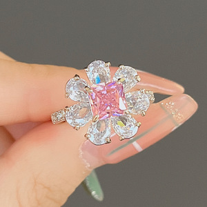 Anello con fiore in zirconi rosa dolce, anello con fiore in zirconi rosa, gioiello romantico per proposta di matrimonio a San Valentino. - Product Image 2