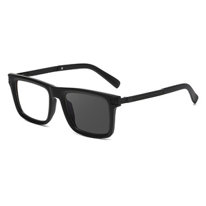 Lunettes de soleil carrées ZS-95019 pour hommes, verres PC noirs, protection UV400, classe 2, monture en métal, design tendance - Product Image 1