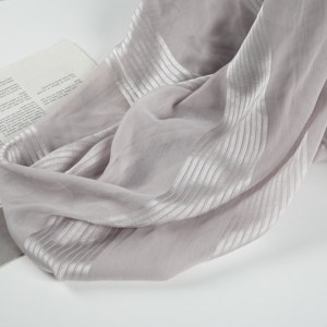 Tela de Chifón de Poliéster Transpirable Antiestática con Rayas Jacquard de Hilo Plateado de Calidad B3 para Bufandas, Uso Diario Femenino - Product Image 4