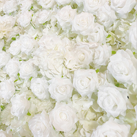 Le mur de fleurs élégantes artificielles de rose blanche est utilisé pour l'aménagement paysager d'événement d'anniversaire de décoration de fond de mariage en plein air