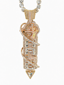 Collier pendentif de luxe pour homme, plaqué or jaune, avec détails pavés taille baguette, bijoux streetwear audacieux - Product Image 3