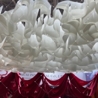 Décoration suspendue en papier ondulé blanc de luxe à texture française Zhongyi, fabriquée au Henan, Chine, pour restaurants, hôtels, mariages