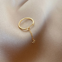 Bague ajustable pour femme en or plaqué 18 carats avec un design délicat en zircon étoile et pompon