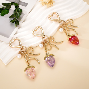 Mini porte-clés en résine 3D en forme de fraise, orné de perles et d'un nœud, couleurs violet, rose, rouge, accessoire de mode mignon pour sacs de filles et pendentif de clés - Product Image 1